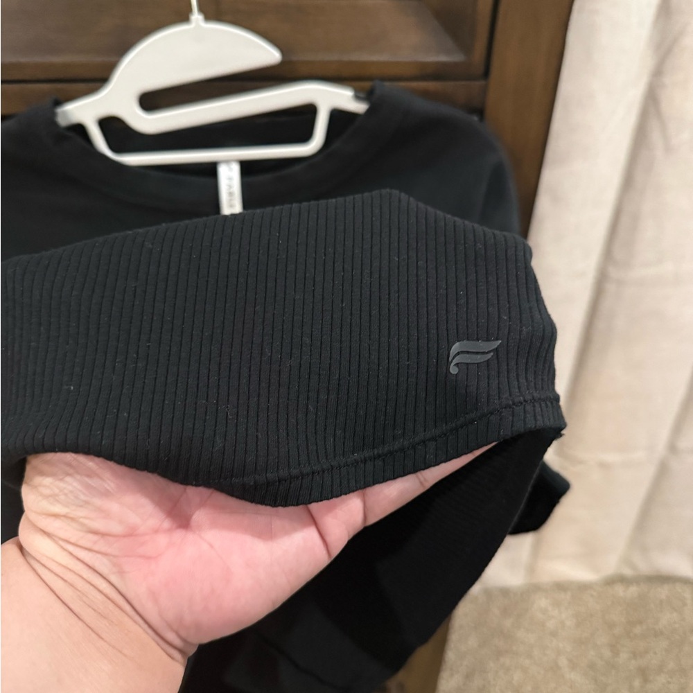 Fabletics Women’s Ribbed Short Sleeve Crop Top - Picture 3 of 4